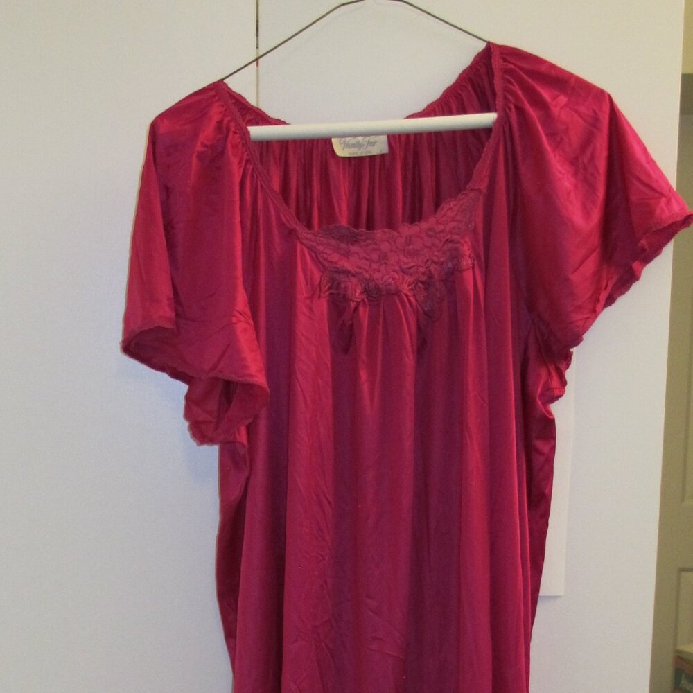Vanity Fair Berry long nightgown